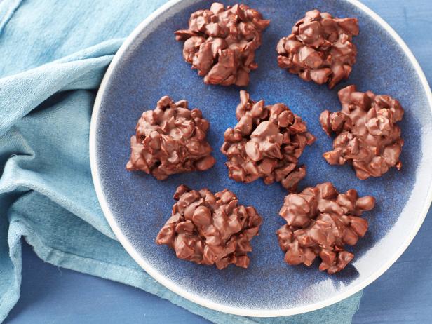 CookingChannel's tweet photo. Cluster ‘round: https://t.co/pSzd5z5QgQ. #chocolatewithalmonds https://t.co/DqWBaRYR8K