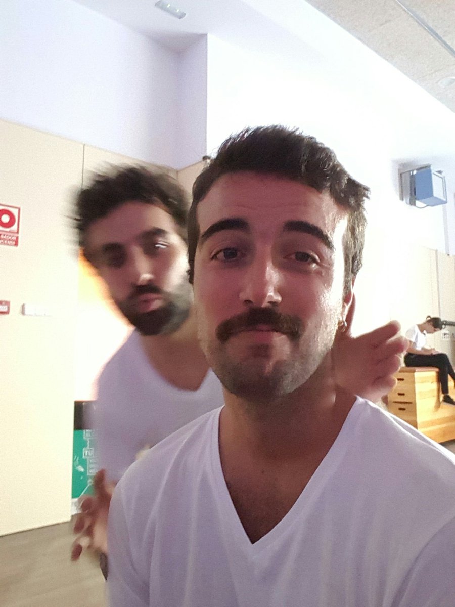 ÚLTIMA HORA

<a href="/alex_ralu/">Alex Ramis</a> no va a mantener el #bigote PASE LO QUE PASE.
#Cuidao que <a href="/JavierAlbaDAlba/">Javier Alba de Alba</a> ataca por detrás.