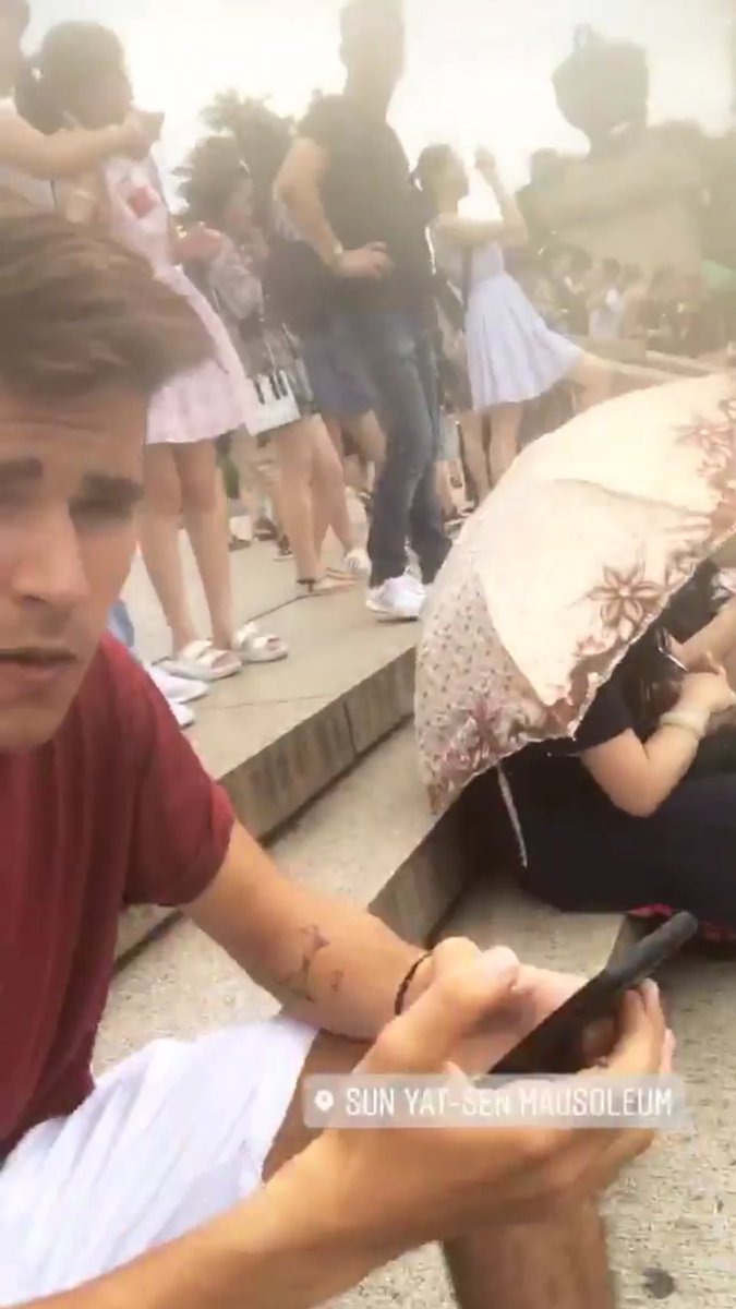 anyigarcia_Mel_'s tweet image. Aquí el guapo de @guillermocampra ❤ y el chico de la capucha ahora alias Flash por subir corriendo esas pesadas escaleras @MeeeeeeeeL_ 💙