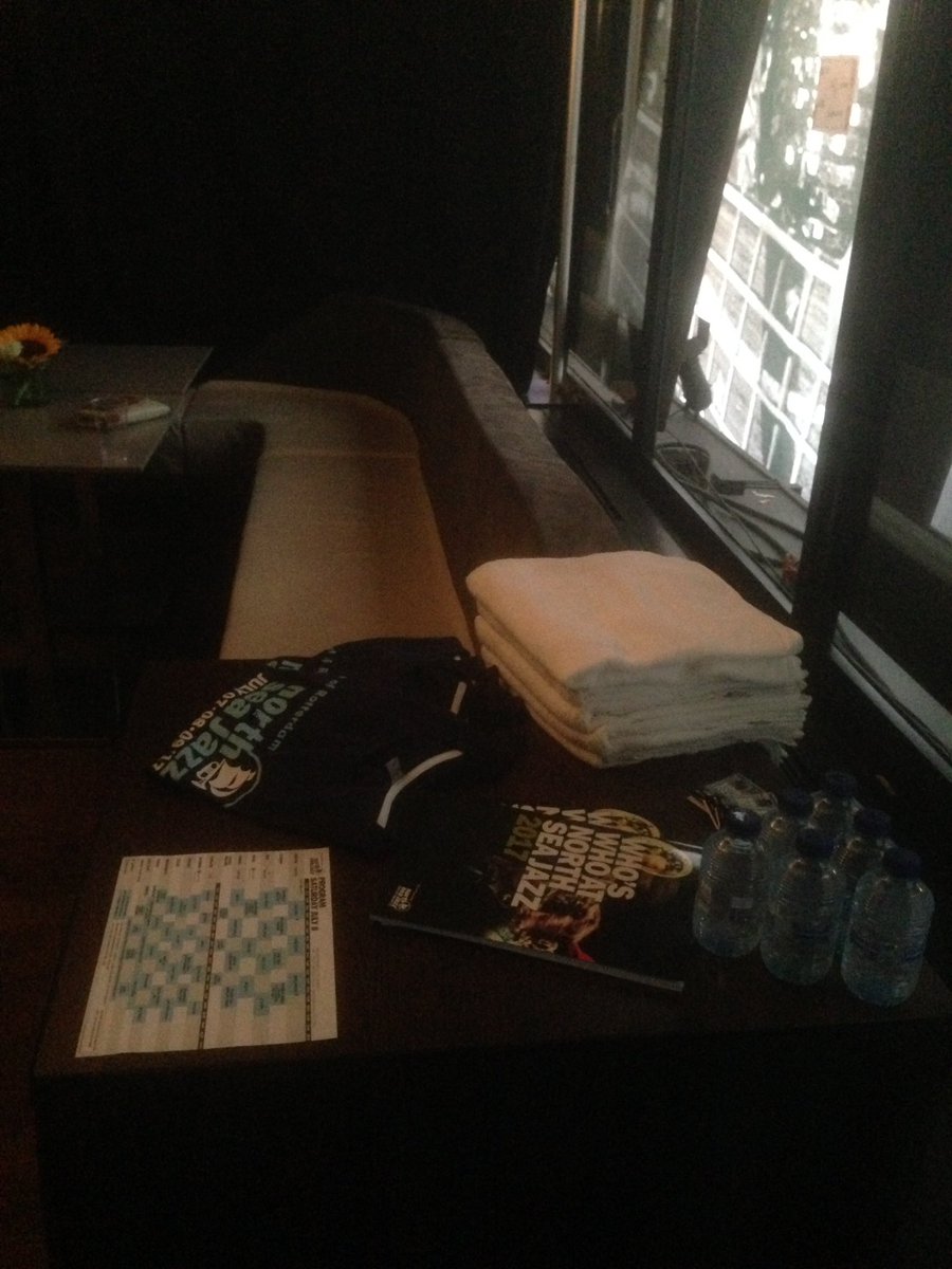 mijkevanwijk's tweet photo. Even stiekem relaxen in lege kleedkamer terwijl #Estafest de bomvolle Yenisei muisstil speelt #nsj17 #aankondigen https://t.co/hlp8AwZ9je