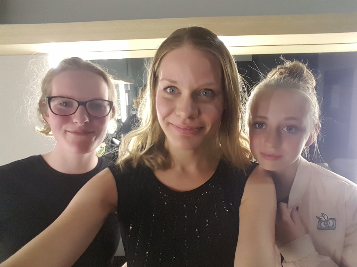 ingedevries88's tweet photo. Ready met m'n gorgeous girls! #hobootjes #eindvoorstelling @DeMeenthe https://t.co/VmPxSqxh3I