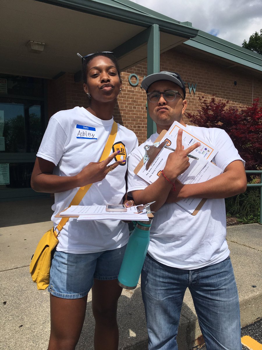 ilforedequity's tweet image. Teacher leaders @ashlm_12 @eoalejandro fired up and ready to go for #SB1 #passedILbudget #FixedTheFormula #SignSB1