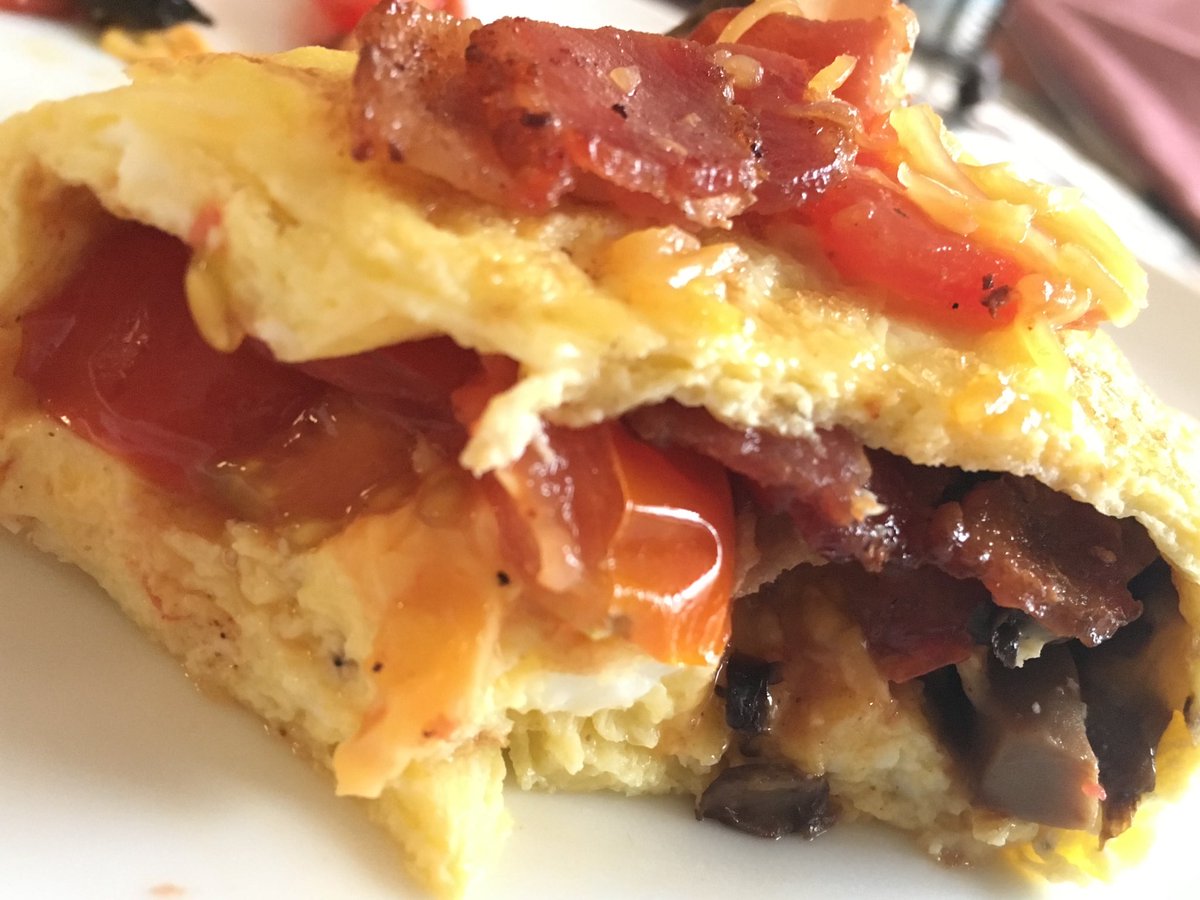 shiitakehppns's tweet photo. @Chef_Aaron this is how we #brunch in South Texas! Bacon,tomato, and mushroom omelette with jalapeño cheddar sausage! 
#foodies #foodporn https://t.co/9O93XUCtMg