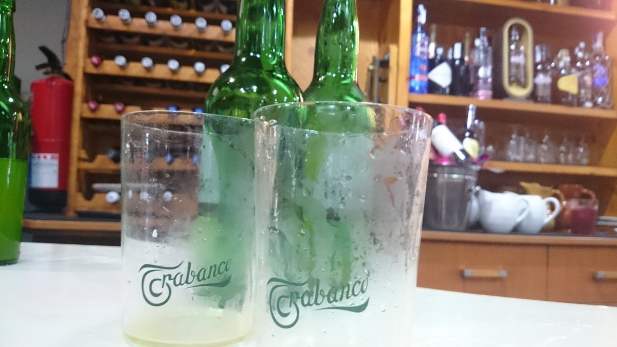 Tito_Astur's tweet photo. La comunicación ye la base d'una bona amistá...
Y Dir Con collacios a tomar unes botelles de sidra ye sagrao!! https://t.co/kwxq9iuTu3