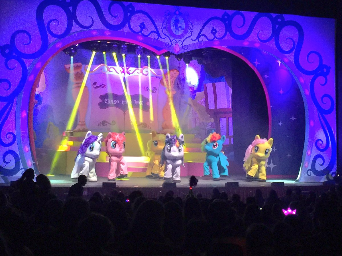 FNuevoComienzo's tweet photo. Ya estamos con los #PequeñosGigantes en #TeatroColiseo disfrutando MY LITTLE PONY &amp; EQUESTRIA GIRLS 😍😍❤️❤️ https://t.co/3kxYZACoGc