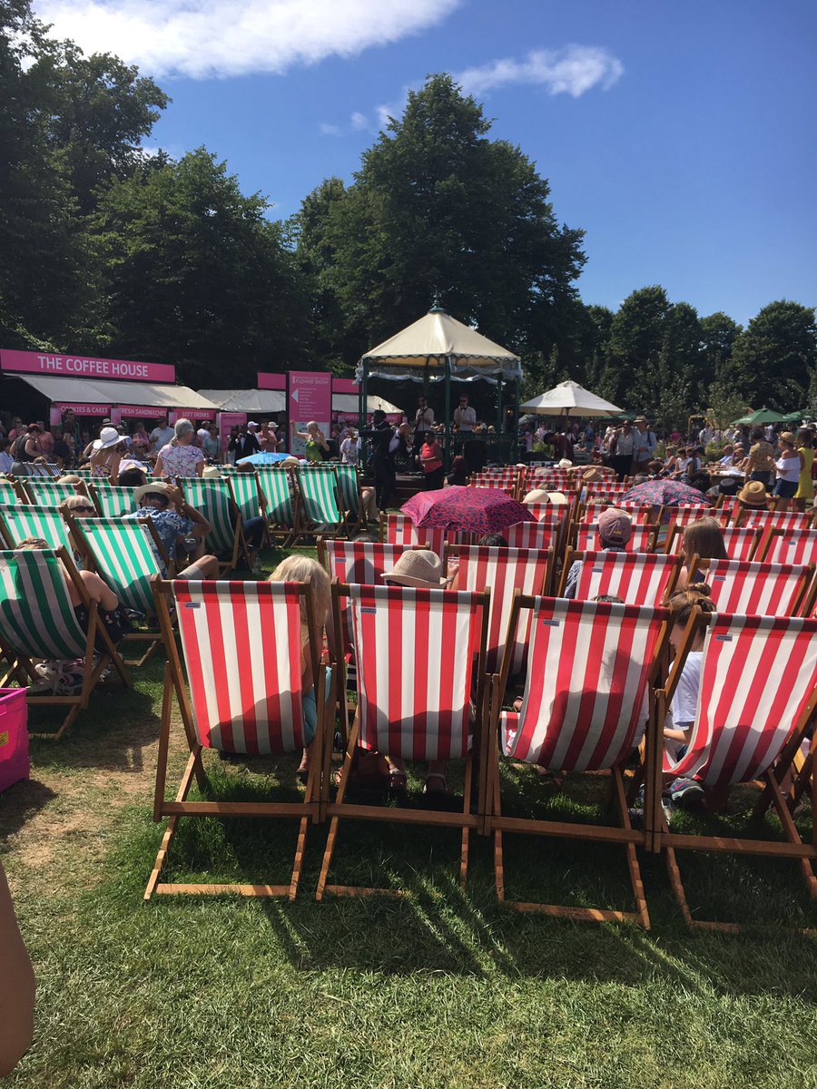 BBCSurrey's tweet photo. #theparty #hasstarted #rhs #HamptonCourtPlaceFlowershow https://t.co/1rv1BWroCS