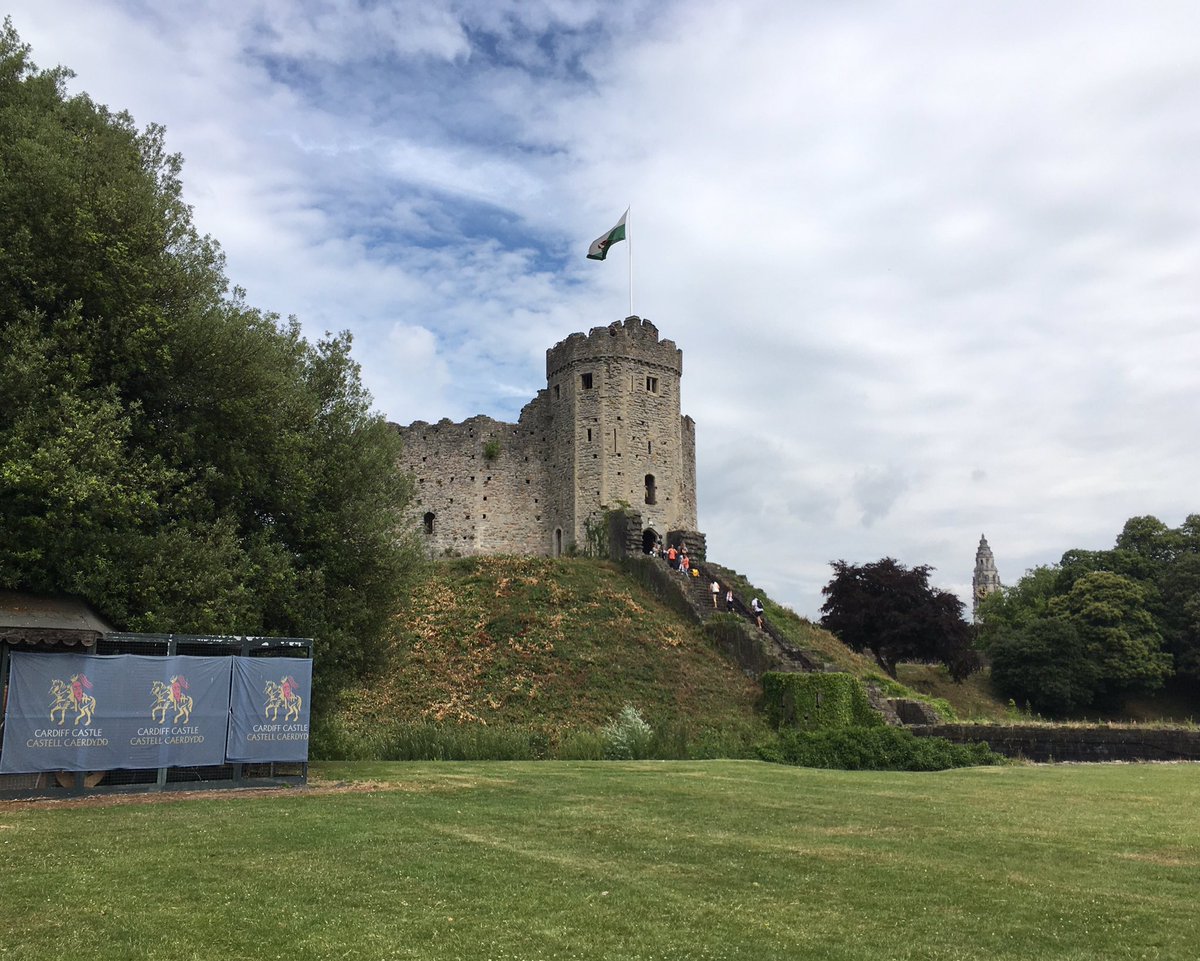 laurahd's tweet photo. #cardiffis a castle capital! Love having a #castlekey to bob in and eat a quick picnic. https://t.co/uPmBkdyHvK