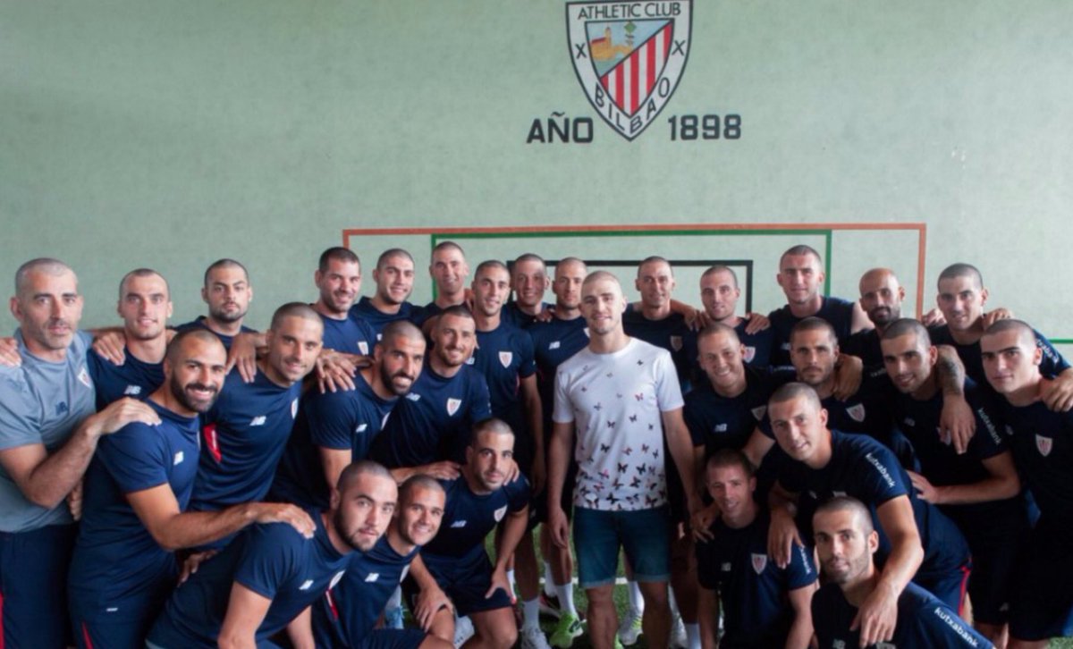 ODDSbible's tweet image. The Athletic Bilbao squad shaved their heads in support of Yeray Alvarez as he faces chemotherapy 👏