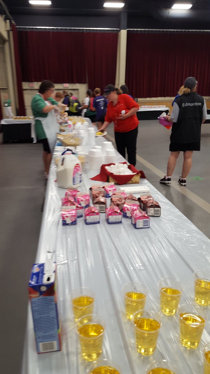 smileygirl1984's tweet photo. Breakfast is served! #specialolympics #ABSummerGames #medhat #Volunteering #WitnessPureJoy https://t.co/eCsio89qE4
