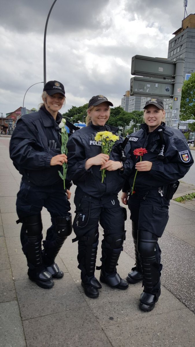 Auch das ist #G20HH2017: Eine #Hamburgerin bedankt sich bei unseren Kollegen aus #MV.  #Danke für den Zuspruch!