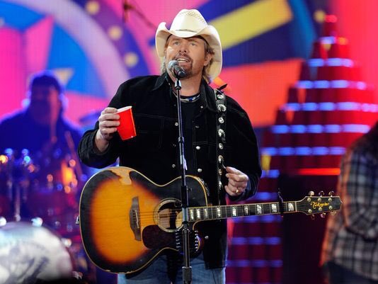 CountryMusicPri's tweet image. Cheers! 🍻Lets raise our #redsolocups and with @TobyKeithMusic a very happy birthday today! 🎉🎶
