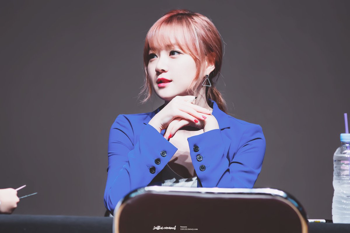 _saltedcaramel_'s tweet photo. 170708 #나인뮤지스 #금조 (@keumjo_1217 ) 명동 팬싸인회

혼자있으면 분명 8척인데...😅😅

#이금조 #keumjo https://t.co/eGIZkOzAXd