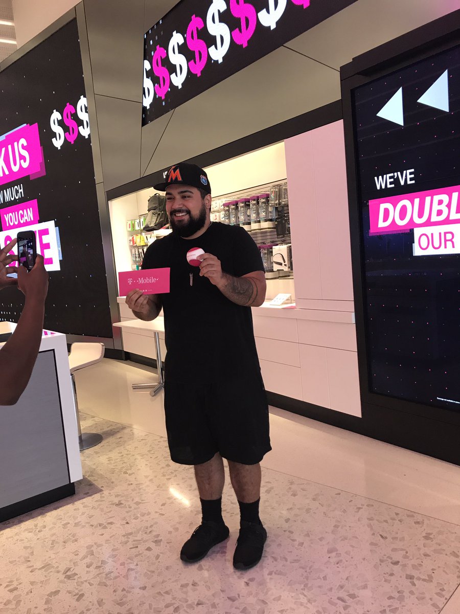 Found the ⚾️!!! Going to the game!!! Amazing job #MLB <a href="/RJGomezIII/">Rafael J. Gómez lll</a> <a href="/je101600/">jessica arroyave</a> <a href="/ItsArleen/">Arleen Neves</a>