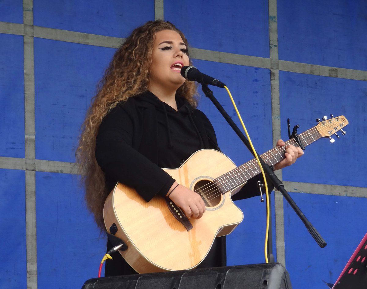 ronjdavis's tweet photo. Here is @Yazzy_Music at @brauntonvillage #BigSummerBash today...... https://t.co/XX0Zy26roU