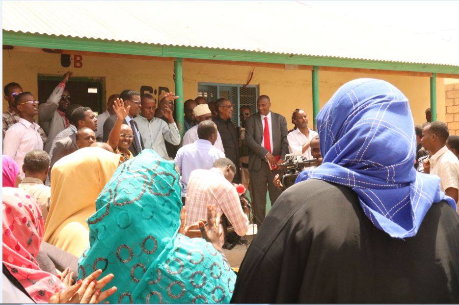 musebiihi's tweet photo. When we were overseeing the voter card distribution exercise in #Buroa. Urged the community to collect their #VoteCards #2Vote . #Somaliland https://t.co/Yasj3EY9wi