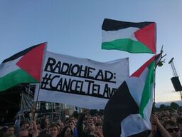 GlasgowBDS's tweet photo. Press release: #RADIOHEAD’S THOM YORKE SWEARS AT FANS WAVING PALESTINIAN FLAGS at #TRNSMTfest Glasgow-Friday #CancelTelAviv #BoycottIsrael https://t.co/mpoy1uW2gS