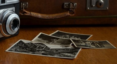 يحْكَى ؛ أَنَ عَيْنآ لَمَحتْ ' طٌيُوفْ الغَآئِبِيْن ' فَبَكَتْ شَوقآ . .- حَتَى فَقَدَتْ البَصَرْ..💔