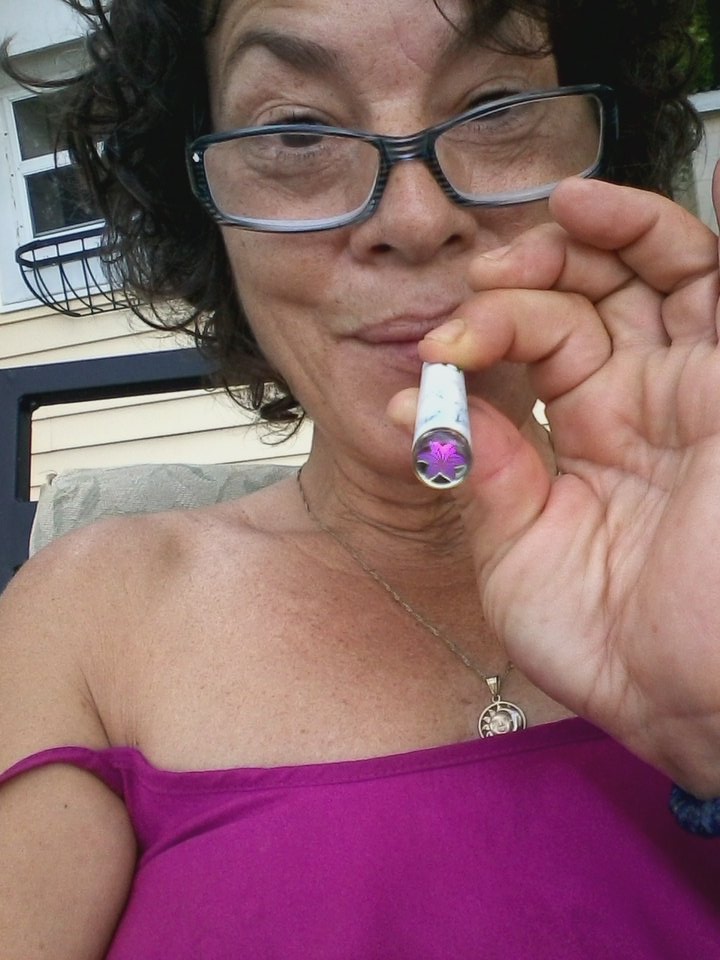 AmeriCannaBlunt's tweet photo. I got a new lily brand battery for my #CBDHOPE cartridges i get from @iPuffVape
I wanted a diverse fem look , it lights up a flower ;0) https://t.co/ByRB5TumPp