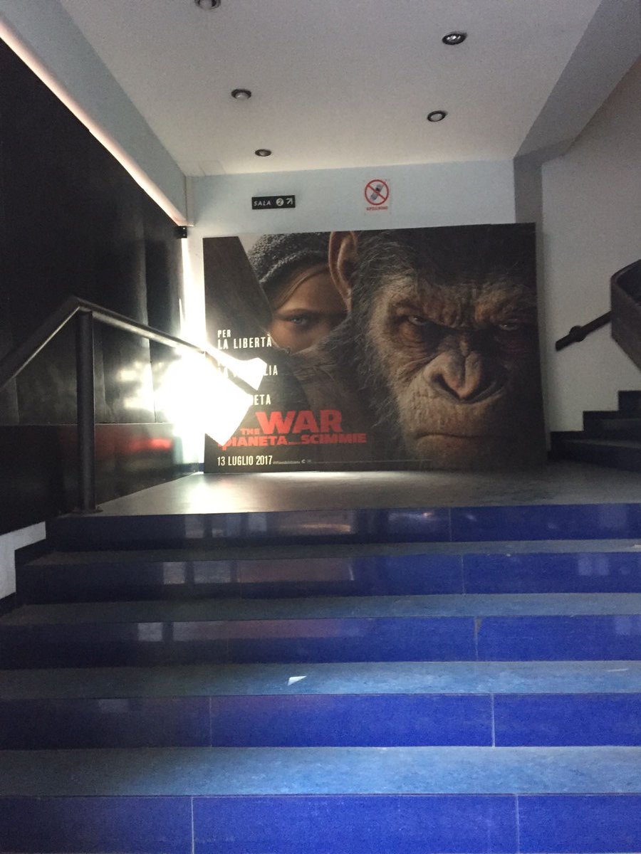 20thCenturyIT's tweet photo. I fan sono giร in fila al Cinema Reale per l'#ApesDay di Roma! La maratona di #IlPianetaDelleScimmie sta per iniziare... https://t.co/qpilznHKBg