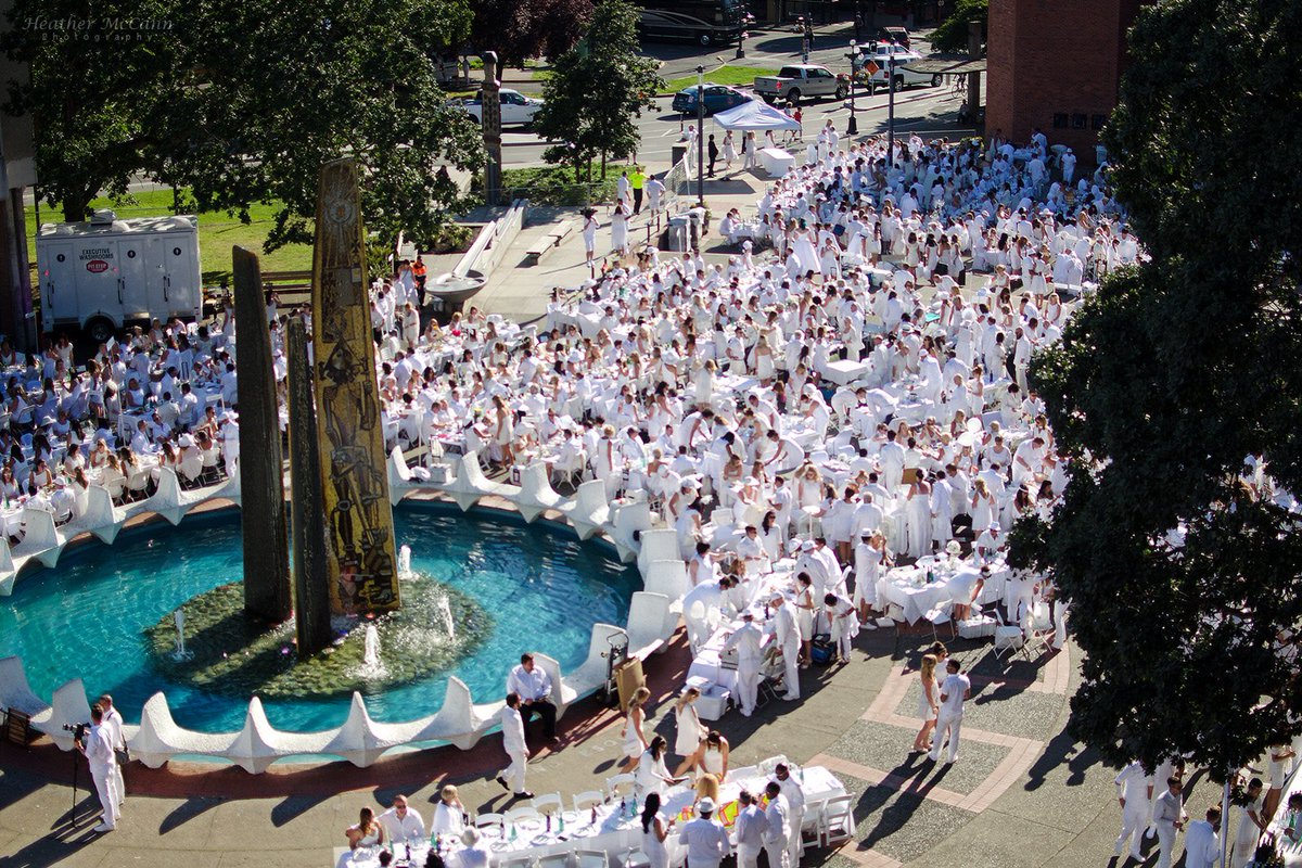 Diner en Blanc is a visual feast as well as a picnic. #DEBVictoria #dinerenblanc #yyj #photography #events