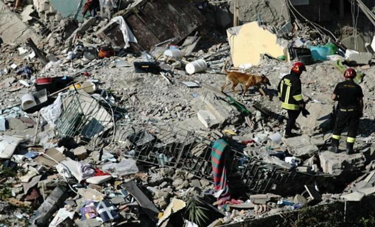 CaraotaDigital's tweet photo. Edificio derrumbado en Italia dejó al menos ocho muertos https://t.co/CkRNAUjH5M https://t.co/bdELJertyY