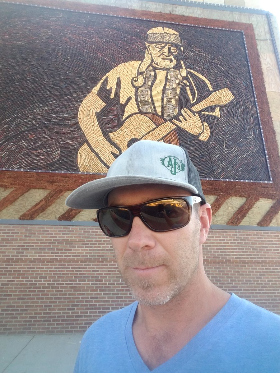 ajsmjinc's tweet photo. Pretty corny shot 
#cornpalace #willie https://t.co/BJFtwjC3ZD