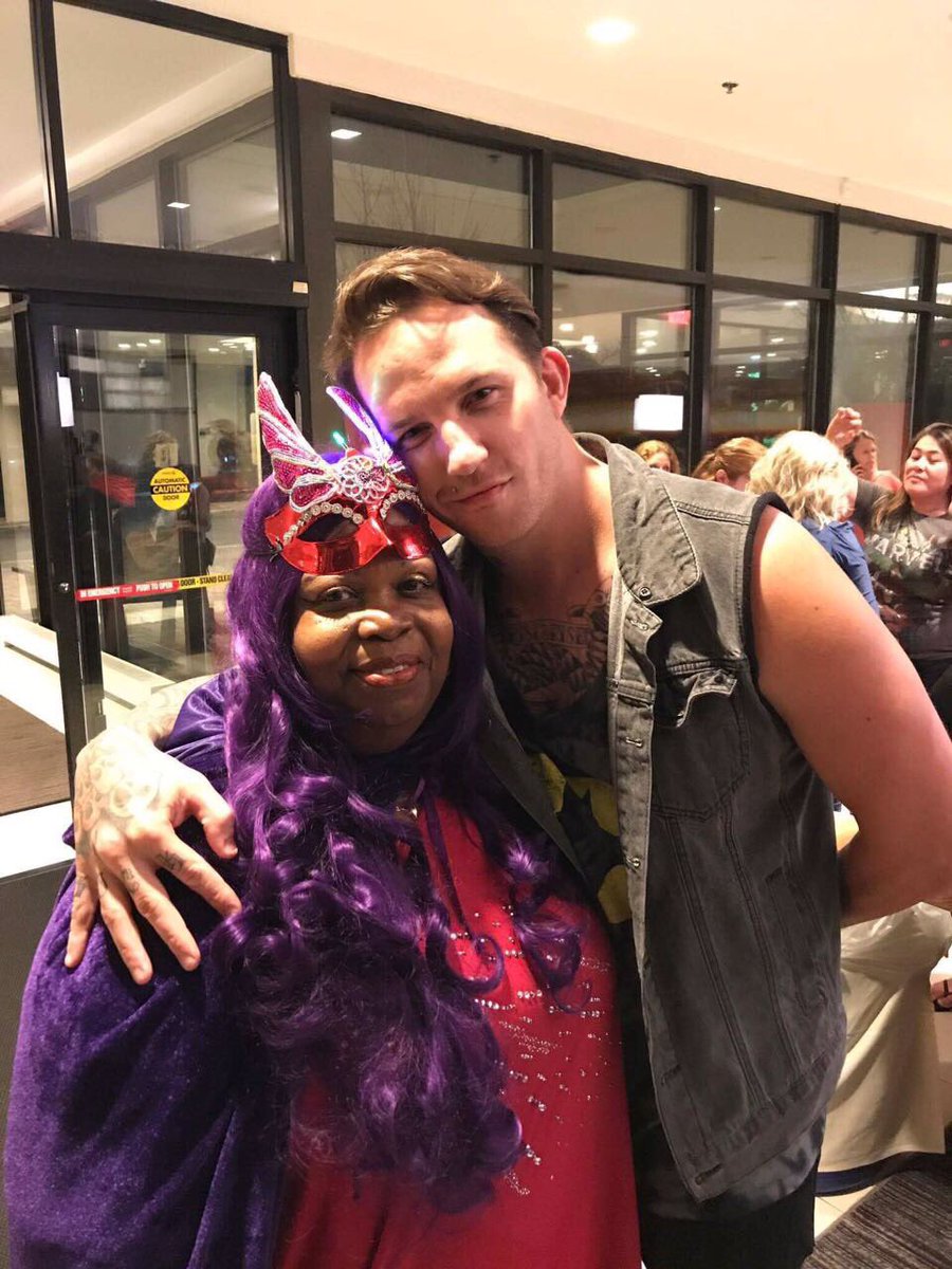 mercymodebandbr's tweet photo. 📸| Chris ontem com a fã Merlin na Convenção em New Jersey. #TVDNJ #MercyModeBand #MercyModeSquad #RockOn https://t.co/buBHkj1u0K