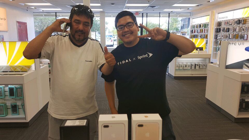 New Phone Day! #BITW #WCTA @DCalzone77 <a href="/JGSprintWest/">JGSprintWest</a> <a href="/TeamTNT/">THE_TNT_TEAM</a>