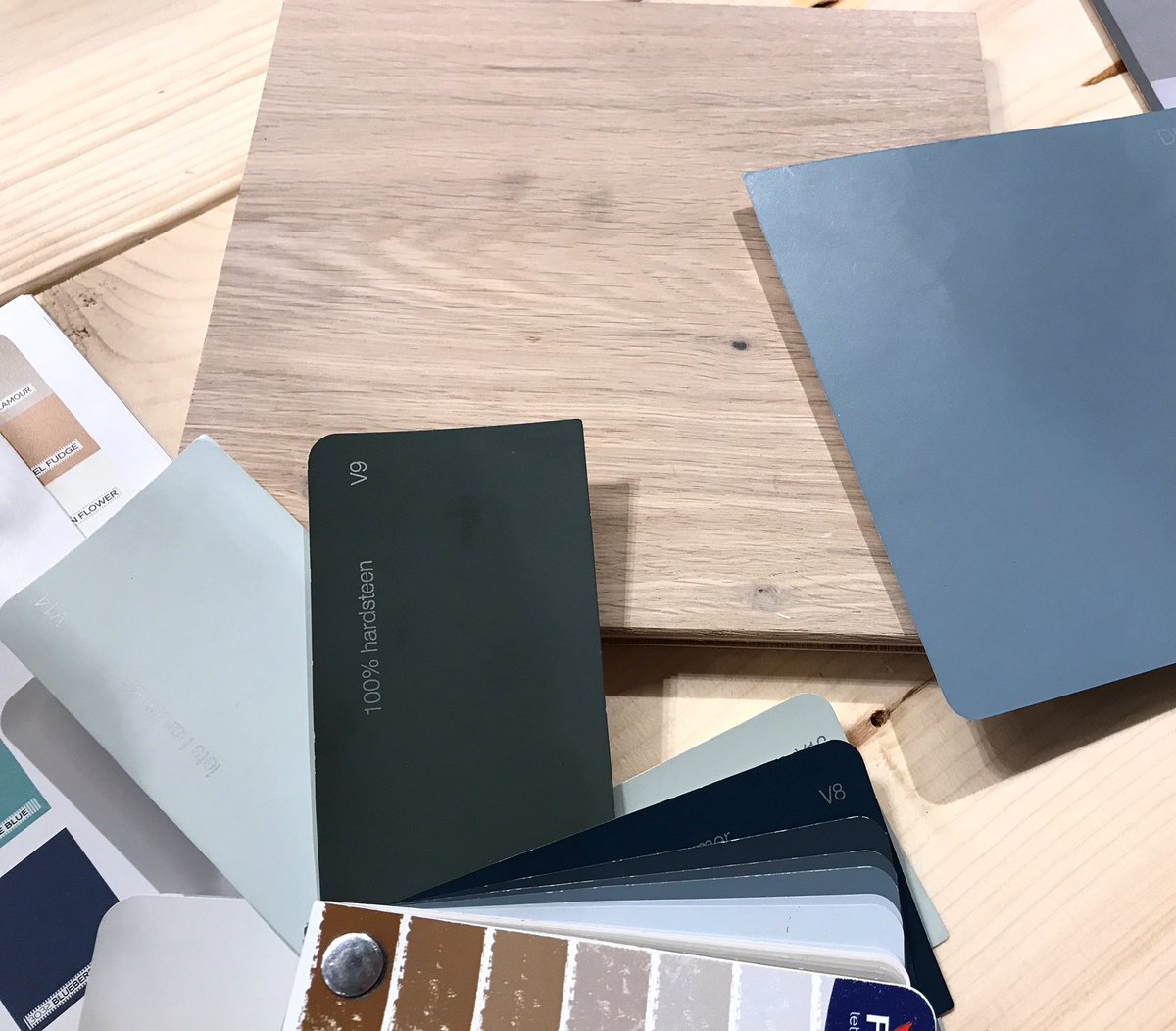 VanjaSantic's tweet photo. Een drukke dag gehad bij #karweioveramstel. Veel mensen geholpen met interieur vragen. #interieuradvies #kleuradvies https://t.co/USxDddRNTy