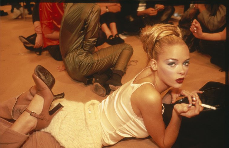 231Maujer's tweet photo. "James King Backstage, Paris, 1995" by #nangoldin - Only two days left of the @Paddle8 auction to save @231Maujer https://t.co/tEB7ljcmF0 https://t.co/kvlMA8oGHx