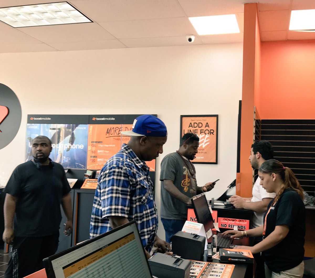 Mike_SPG_NJ's tweet photo. Watching them fly out today! #FlipOffMetro TheSwitchIsReal #BoostMobile @Kpalet5 https://t.co/5DyJCtnYyt