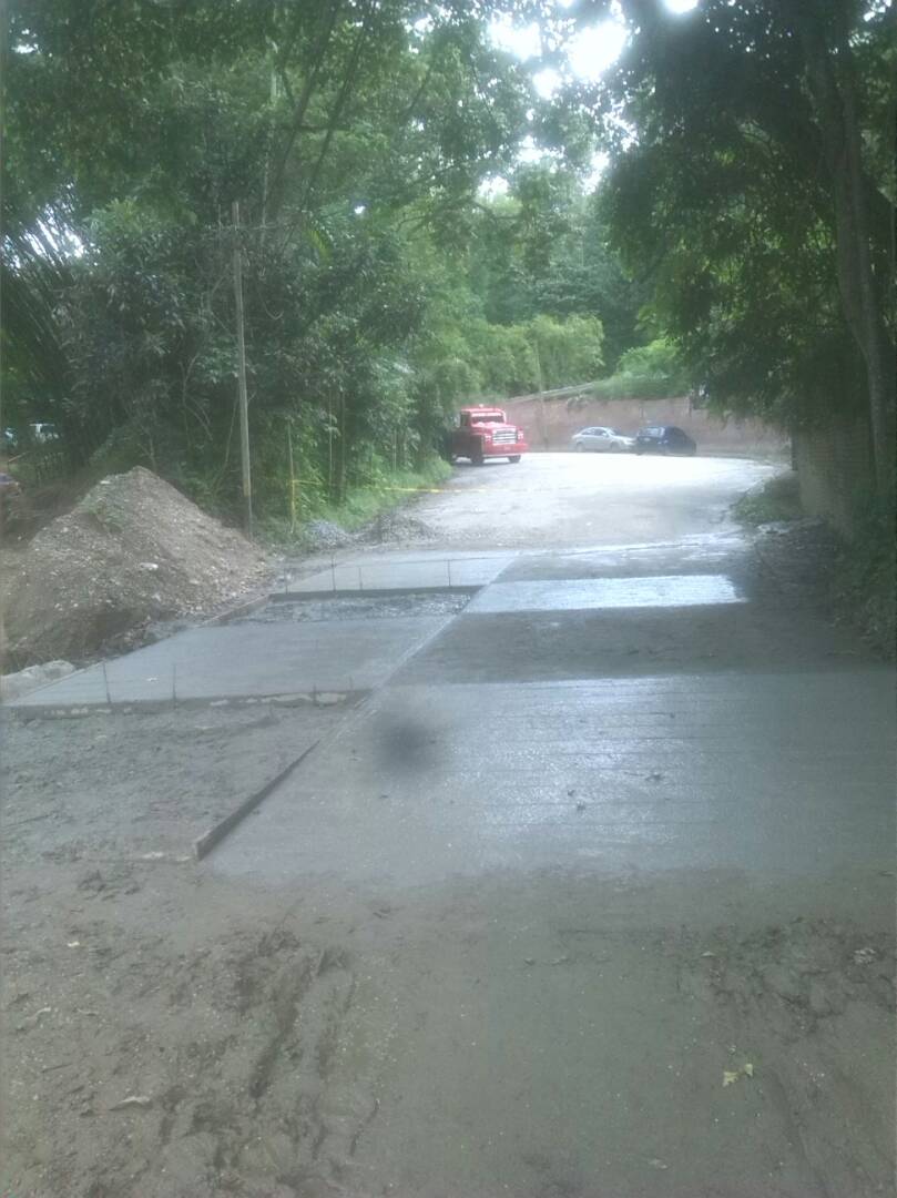 IngeCarrizal's tweet photo. @AlcCarrizal e @InfraCarrizal trabajan en la contracción de pavimento de concreto sector Acuario.  Av El Lago. #EjemploDeMiranda https://t.co/xQUQcrEoFN
