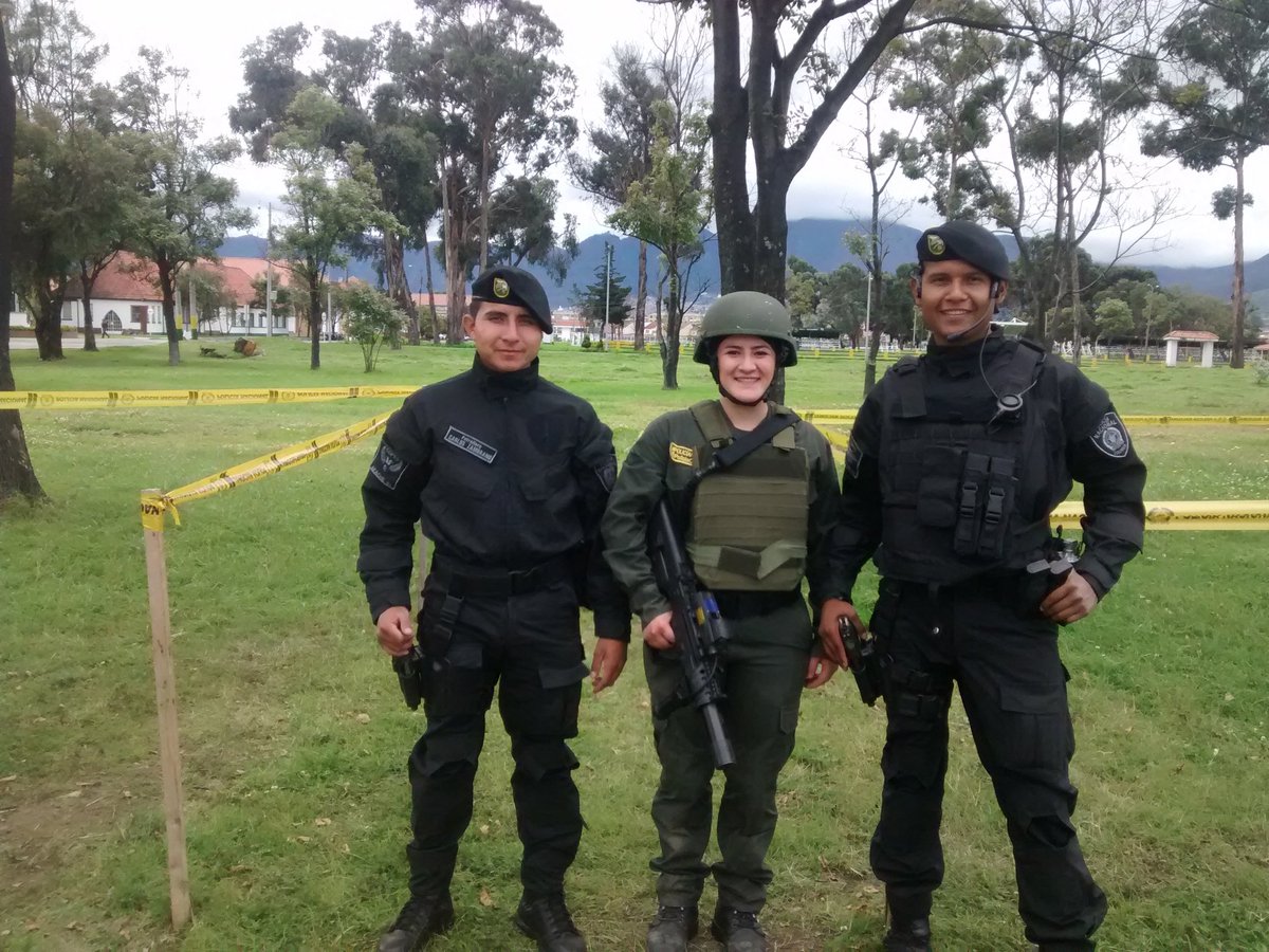 Jessica01093527's tweet photo. @PoliciaColombia #PoliciaPorUnDia @jerssonfg https://t.co/G1ztyivbMQ