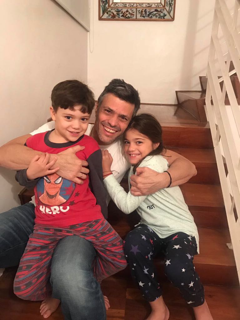 CATERINAV's tweet photo. #8Jul ÚLTIMA HORA. LA IMAGEN. @leopoldolopez con sus hijos. https://t.co/r45yPa3vy9