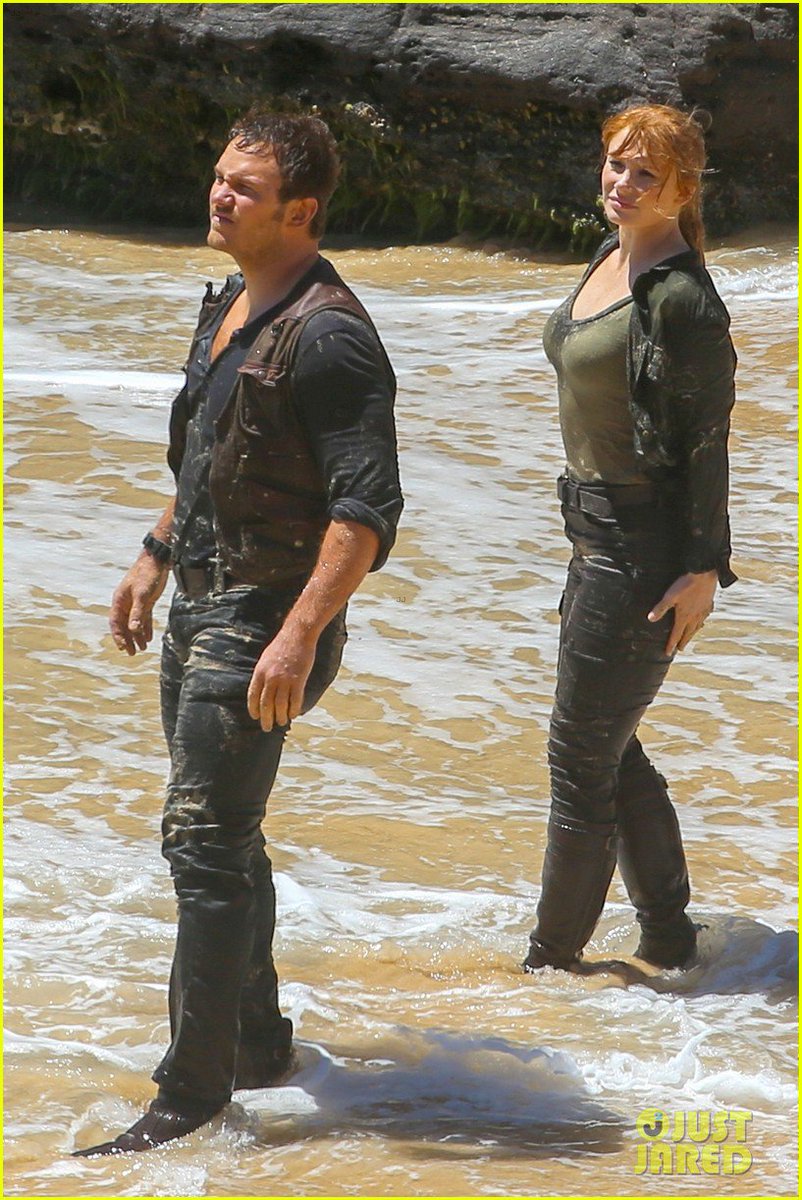 Extraordinerd's tweet photo. Estrenan estas nuevas fotografías desde el set de #JurassicWorldFallenKingdom donde podemos ver a Chris Pratt y Bryce Dallas Howard. https://t.co/juJRmIuTmY