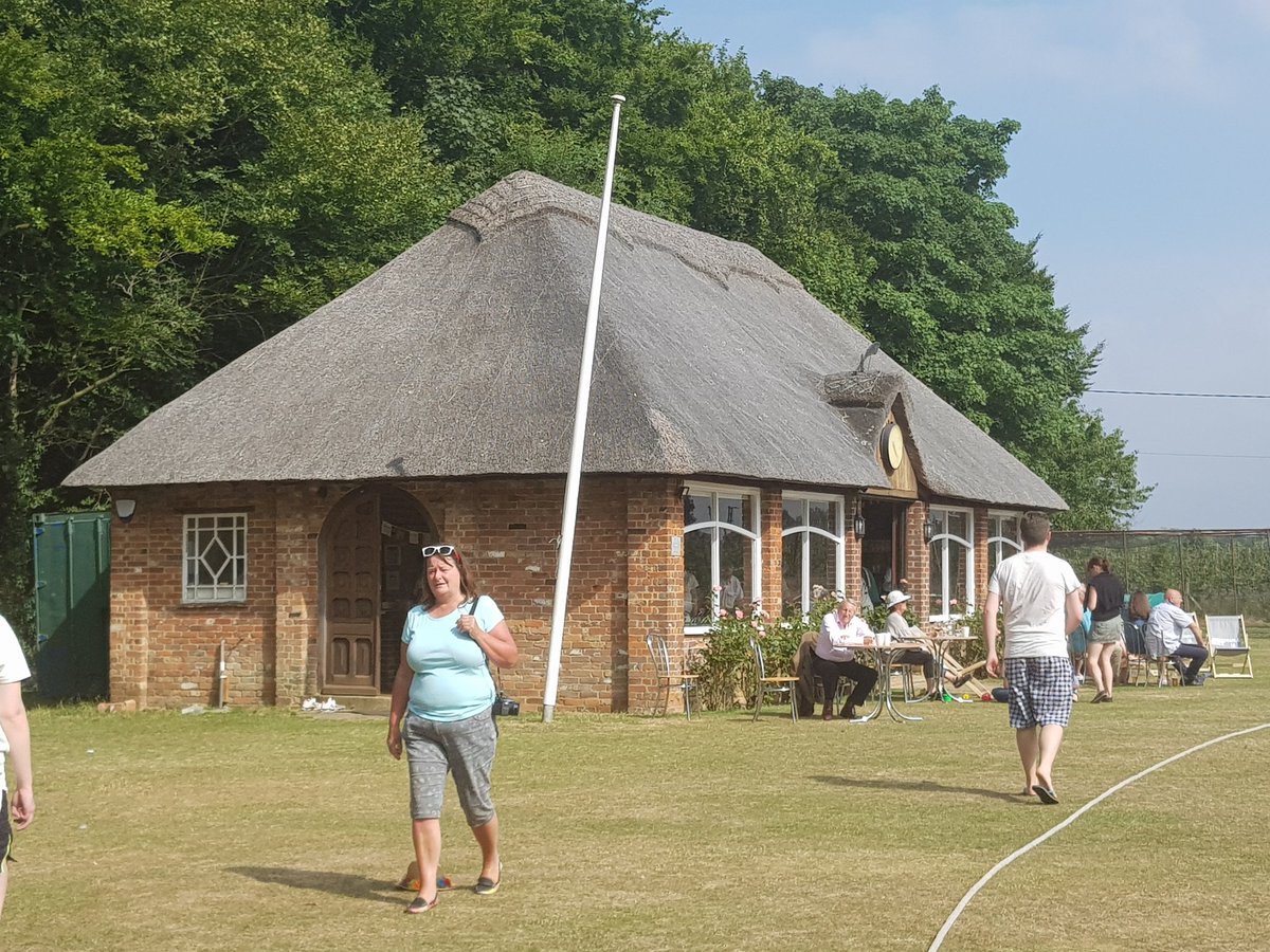 Hursleyladies's tweet photo. You don't see enough thatched club houses. #quitebeautiful https://t.co/hyDHujLh22