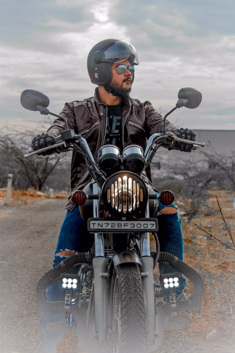 Inayathbabuji's tweet photo. When #Life gets Complicated.... I #Rideππ¨
#beardlove #bulletriders #thebullets #beardriders #royalenfield #thunderbird #blacklove π€ https://t.co/99YUkQU42y
