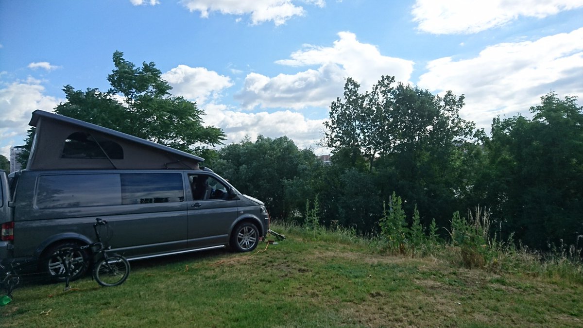 rolling_round's tweet photo. Another place, another riverside location. @Prague #citycentrecamping #rolling_round #vwt5 #Císařskáloukacamping #vanlife https://t.co/XyWK4rqmem