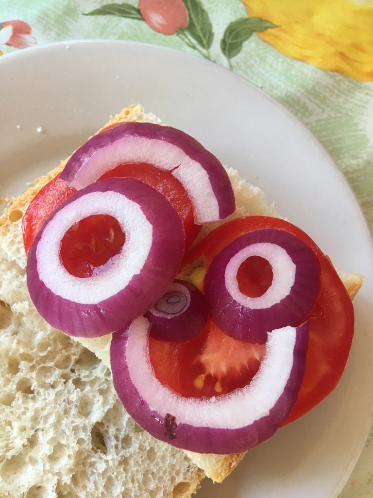 andWellies's tweet photo. Picasso sandwich #facesinthings @FacesPics https://t.co/ZUXZkLQ2ez