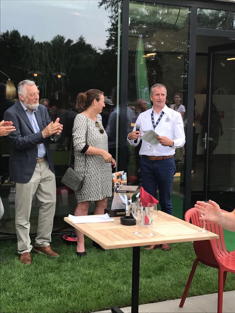 Aan directeur Gerard van Santen  @CooperatieOgen eerste exemplaar kinder doe-boek P&amp;P overhandigd verkrijgbaar <a href="/GrebbelinieBC/">Grebbelinie BC</a> <a href="/vogelskijken/">Nico de Haan</a>