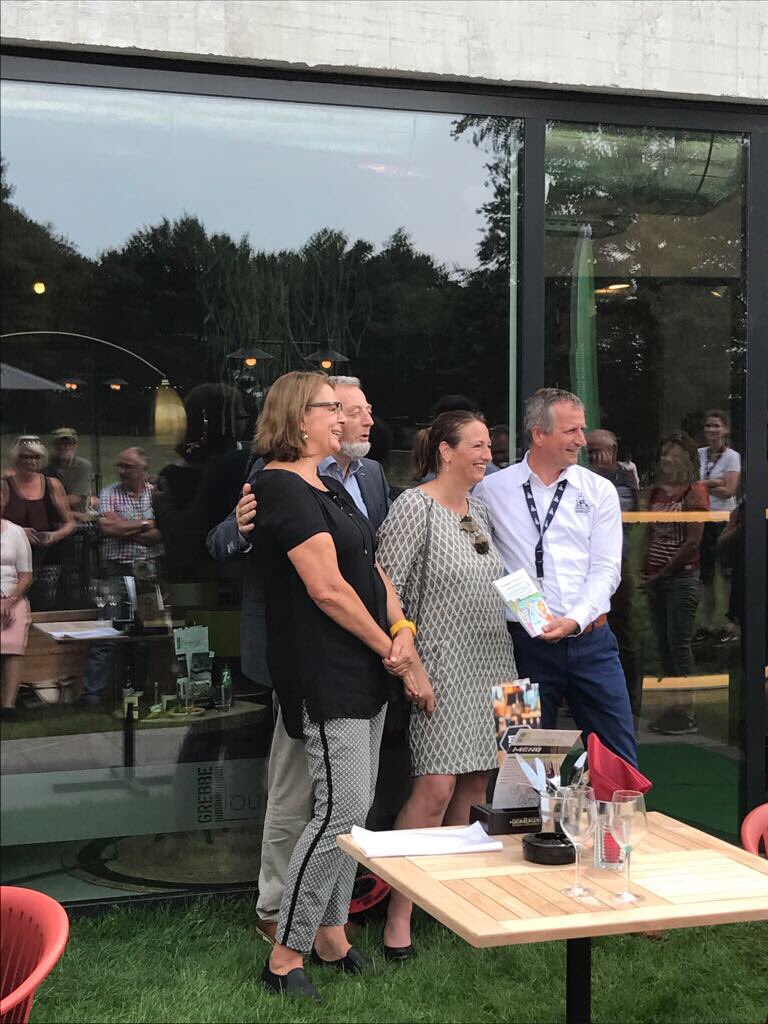 martine_lecock's tweet photo. Aan directeur Gerard van Santen  @CooperatieOgen eerste exemplaar kinder doe-boek P&amp;P overhandigd verkrijgbaar @GrebbelinieBC @vogelskijken https://t.co/d5t11NhBO2