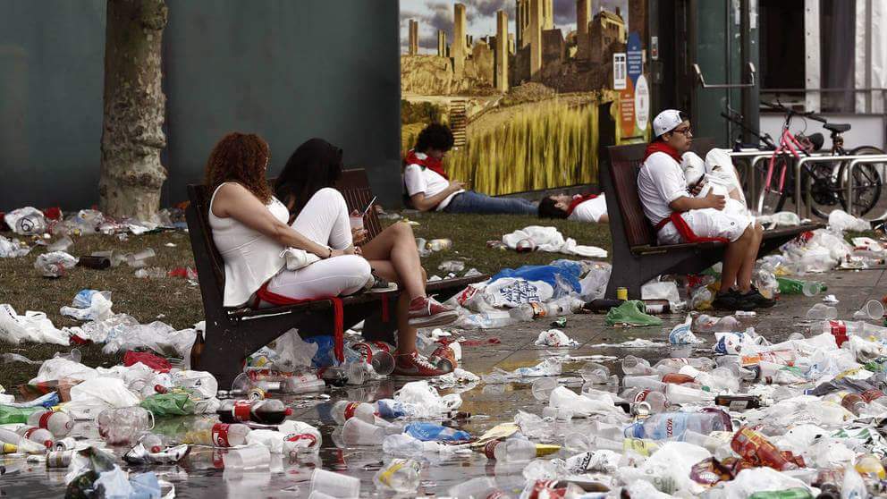 anagdcs's tweet photo. @mtemprano Ests fotos y estas fiests son más d tu agrado? MANDA COJONES!En San Fermin huele a mierda X tod la ciudad y esta lleno d cerdos!😠 https://t.co/Y3ggw0jfzD