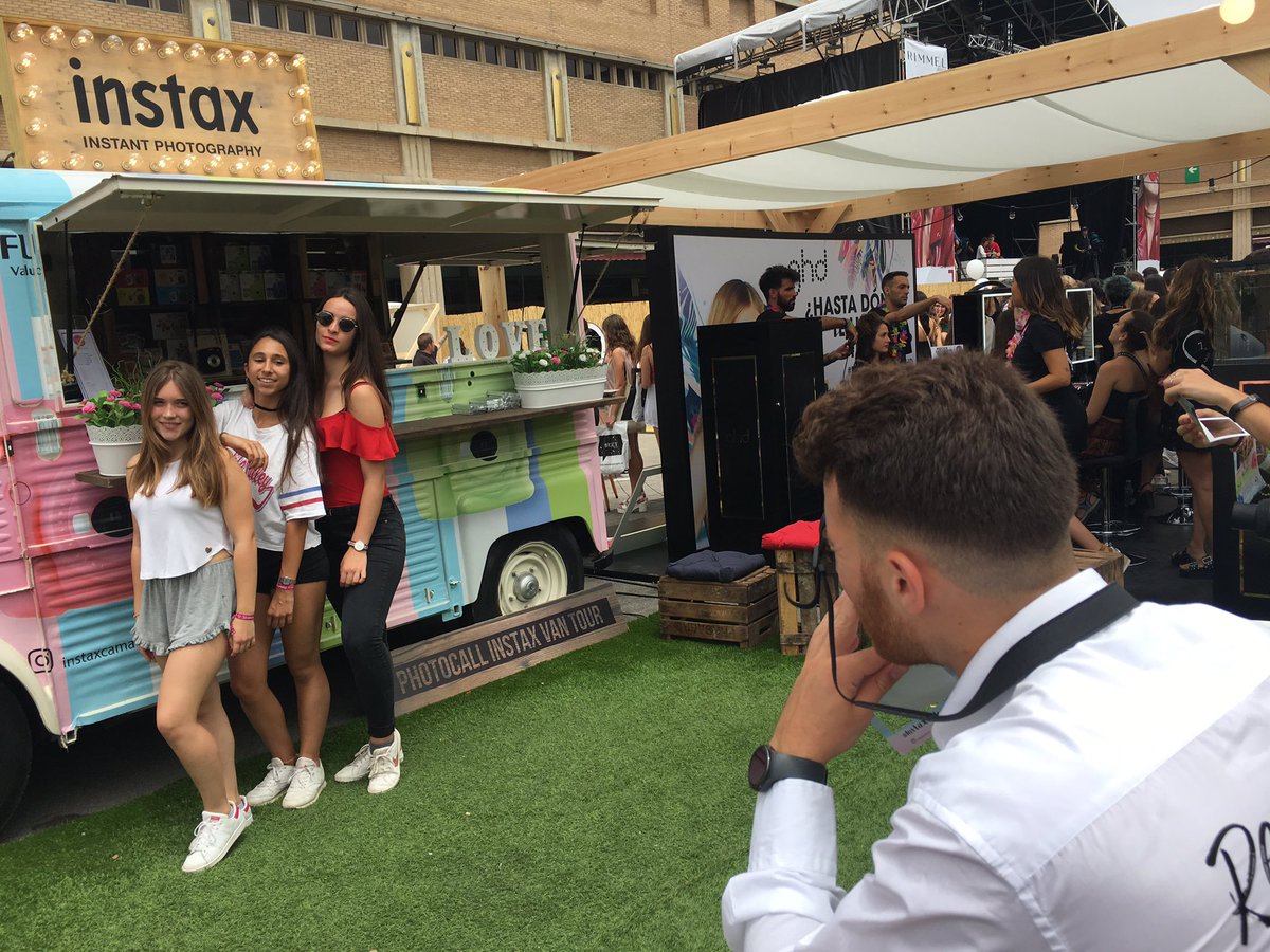 Viralcomunica's tweet photo. Som a #dulceweekend amb #instax i #photoflyer https://t.co/T65bMdj5WM