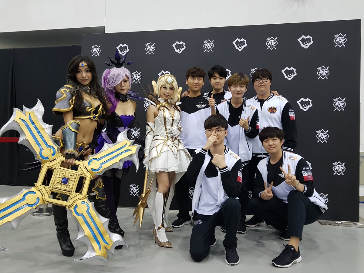 T1LoL's tweet photo. Good Night #RiftRivals2017 https://t.co/QzjyAzoNZT