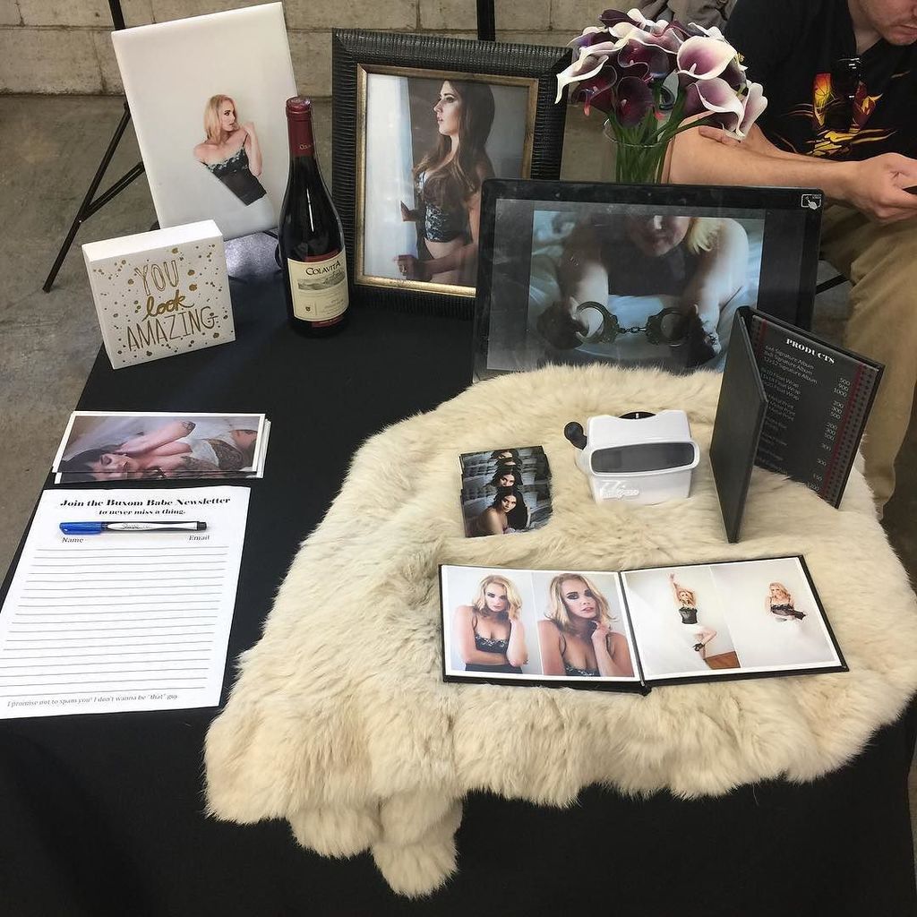 HelloBuxomBabe's tweet photo. I'm hanging out in Jackson today! Stop by the flea market and say hey!
#buxomboudoir #boudoir #jackson #jacksonwi… https://t.co/cL2c3ECSEe https://t.co/kuiZAaCMQq