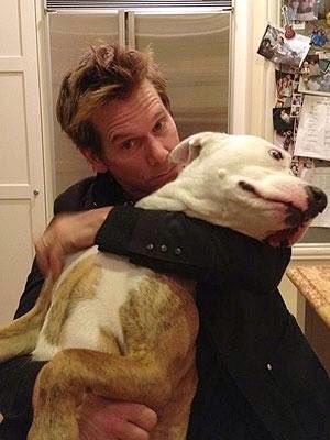 Hoy es el cumpleaños del actor Kevin Bacon. Un tipo feliz con su perro.
Happy birthday!   