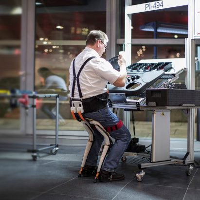 architerapia's tweet photo. "Silla sin #silla para #trabajadores " #SwissStudioSapetti #DesignThinking #UXperience #exoskeleton #dcu #chairless chair support 4 #workers https://t.co/20Mwkxhfxe