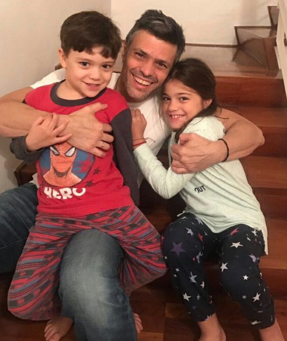 soyfdelrincon's tweet photo. @leopoldolopez casa por cárcel, sigue preso, pero ahora en su casa. Aquí con sus hijos #RT https://t.co/dK3TOlwxMc