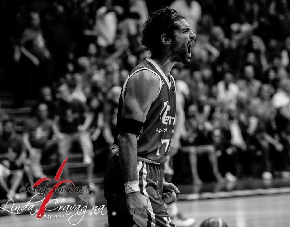 SandroWeb79's tweet photo. Lieto di rivederla nuovamente sul parquet biancorosso, amico e collega ingegnere 😎 @Boboprandinfan #Trieste #basket https://t.co/U1aSpSNrcf