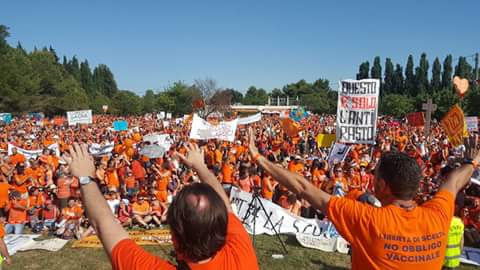 Mr_Ozymandias's tweet photo. CHI SCEGLIE NON È INCOSCIENTE
CHI SCEGLIE È INFORMATO
#noobbligovaccinale 
#8lugliopesaro https://t.co/8NItPj2IEg